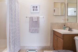 11_Bathroom_6857-1